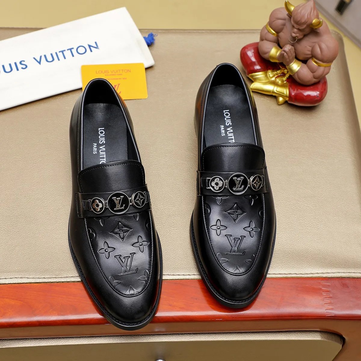 Men's Men's Shoes 💰420 💰[Louis Vuitton] LV high-end business formal leather shoes! ! Luxurious and elegant style, equal emphasis on practicality and style, professional focus on details and quality, counter original 1⃣️: 1⃣️ super accurate reproduction👍🏻! Material: The upper is made of imported original soft 🐂cowhide ➕imported first-layer sheepskin lining. Original anti-slip and wear-resistant outsole! Code number: 39--45, (38.46 custom-made) Large quantities in stock!